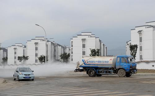 3月7日,灑水車正在漢旺新鎮(zhèn)沖洗道路。 綿竹漢旺鎮(zhèn)是“5·12”汶川地震中受破壞最嚴(yán)重的地區(qū)之一。由江蘇無錫市對(duì)口援建的漢旺新鎮(zhèn)經(jīng)過近兩年的建設(shè)后,該鎮(zhèn)全部道路和38個(gè)援建項(xiàng)目中的37個(gè)將于50天后竣工并交付使用。 新華社記者 陳燮攝
