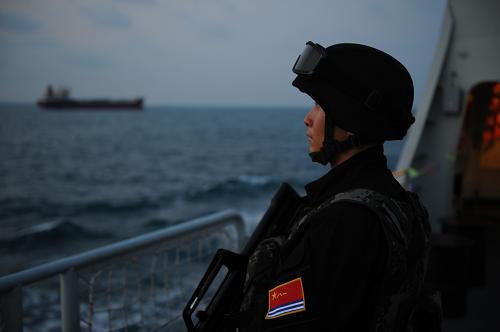 中國第五批護(hù)航編隊(duì)首次啟動反海盜部署 3月7日,第五批護(hù)航編隊(duì)隨艦特戰(zhàn)隊(duì)員在“廣州”號導(dǎo)彈驅(qū)逐艦甲板上警戒。 當(dāng)天,中國海軍第五批護(hù)航編隊(duì)經(jīng)過80多個(gè)小時(shí)的連續(xù)航行,駛?cè)胄录悠潞{、馬六甲海峽。進(jìn)入新加坡海峽之前,編隊(duì)根據(jù)海區(qū)情況,在阿南巴斯群島海域啟動了起航以來的首次反海盜部署。 新華社記者劉春暉攝