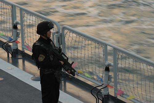 3月7日,第五批護(hù)航編隊(duì)隨艦特戰(zhàn)隊(duì)員在“廣州”號導(dǎo)彈驅(qū)逐艦甲板上警戒。 當(dāng)天,中國海軍第五批護(hù)航編隊(duì)經(jīng)過80多個(gè)小時(shí)的連續(xù)航行,駛?cè)胄录悠潞{、馬六甲海峽。進(jìn)入新加坡海峽之前,編隊(duì)根據(jù)海區(qū)情況,在阿南巴斯群島海域啟動了起航以來的首次反海盜部署。 新華社記者劉春暉攝