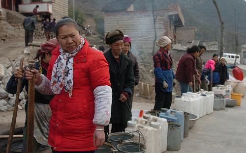 3月9日,長(zhǎng)順縣中壩鄉(xiāng)農(nóng)民在政府送水車(chē)旁排隊(duì)取水。 貴州省長(zhǎng)順縣持續(xù)干旱,農(nóng)業(yè)生產(chǎn)面臨嚴(yán)重困難,目前受災(zāi)群眾正積極進(jìn)行抗旱自救。在長(zhǎng)順縣黔南州中壩鄉(xiāng)的97個(gè)村民組中,有88個(gè)村民組出現(xiàn)缺水,72個(gè)村民組嚴(yán)重缺水,當(dāng)?shù)卣M織8臺(tái)送水車(chē),定期給缺水的村民送水。 新華社記者 楊洪濤 攝