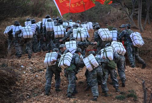 抗旱救災(zāi)防化部隊(duì)顯神威 4月2日,這是防化團(tuán)3營官兵為祿勸縣皎平渡鎮(zhèn)上拖支村村民送水。 當(dāng)日,駐滇某部防化團(tuán)出動500余名官兵,79臺專業(yè)車輛,沿著當(dāng)年紅軍長征走過的小路,為居住在云南省祿勸縣海拔2000米以上的彝族、傈僳族、苗族村寨送水180多噸。 新華社記者王建民攝