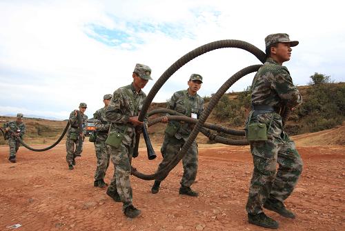 4月2日,防化團(tuán)官兵在運(yùn)送吸水膠管。 當(dāng)日,駐滇某部防化團(tuán)出動500余名官兵,79臺專業(yè)車輛,沿著當(dāng)年紅軍長征走過的小路,為居住在云南省祿勸縣海拔2000米以上的彝族、傈僳族、苗族村寨送水180多噸。 新華社記者王建民攝