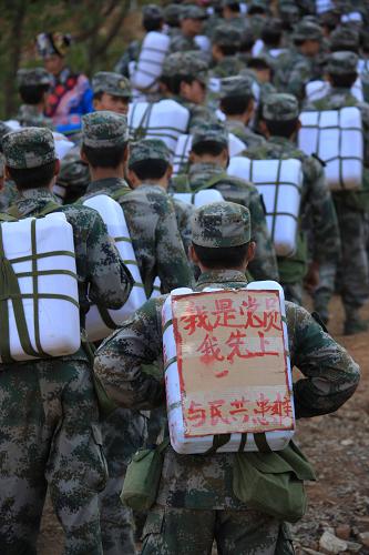 4月2日,這是防化團(tuán)3營黨員突擊隊(duì)為居住在高山上的祿勸縣撒營盤鎮(zhèn)杉樂村五保戶和孤寡老人送水。 當(dāng)日,駐滇某部防化團(tuán)出動500余名官兵,79臺專業(yè)車輛,沿著當(dāng)年紅軍長征走過的小路,為居住在云南省祿勸縣海拔2000米以上的彝族、傈僳族、苗族村寨送水180多噸。 新華社記者王建民攝
