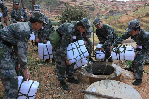 4月2日,防化團(tuán)3營官兵為居住在高山上的祿勸縣撒營盤鎮(zhèn)杉樂村村民的水窖注水。 當(dāng)日,駐滇某部防化團(tuán)出動500余名官兵,79臺專業(yè)車輛,沿著當(dāng)年紅軍長征走過的小路,為居住在云南省祿勸縣海拔2000米以上的彝族、傈僳族、苗族村寨送水180多噸。 新華社記者王建民攝