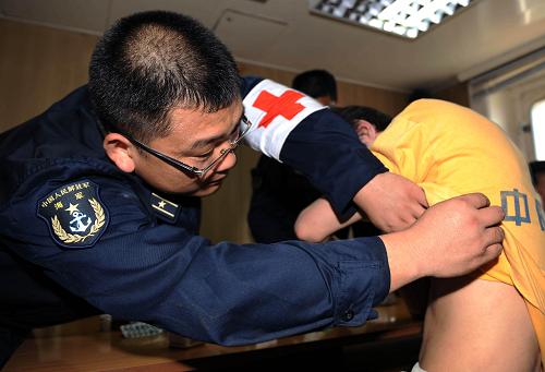 中國海軍護(hù)航編隊(duì)救治“龍發(fā)”號漁船患病船員 4月13日,在亞丁灣海域,中國海軍第五批護(hù)航編隊(duì)“廣州”艦醫(yī)療人員在“龍發(fā)”號漁船上查看一名患者病情。 當(dāng)日,正在亞丁灣東部海域執(zhí)行第187批護(hù)航任務(wù)的海軍第五批護(hù)航編隊(duì)“廣州”艦派出醫(yī)療小組前往被護(hù)船只“龍發(fā)”號漁船救治兩名患病船員,并送上蔬菜、水果、飲料等物品。兩名患者被初步診斷為接觸性皮炎,醫(yī)療人員對其進(jìn)行了抗病毒和抗過敏治療,并為其補(bǔ)充營養(yǎng)。 新華社記者劉春暉攝