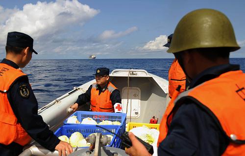 4月13日,在亞丁灣海域,中國海軍第五批護(hù)航編隊(duì)“廣州”艦醫(yī)療人員搭乘小艇前往“龍發(fā)”號漁船。 當(dāng)日,正在亞丁灣東部海域執(zhí)行第187批護(hù)航任務(wù)的海軍第五批護(hù)航編隊(duì)“廣州”艦派出醫(yī)療小組前往被護(hù)船只“龍發(fā)”號漁船救治兩名患病船員,并送上蔬菜、水果、飲料等物品。兩名患者被初步診斷為接觸性皮炎,醫(yī)療人員對其進(jìn)行了抗病毒和抗過敏治療,并為其補(bǔ)充營養(yǎng)。 新華社記者劉春暉攝