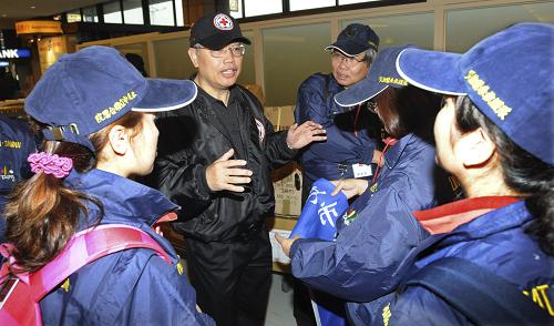 4月18日,在臺北桃園機(jī)場,臺灣紅十字組織秘書長陳士魁(左二)向醫(yī)療隊員做任務(wù)提示。 當(dāng)天,臺灣紅十字組織派遣20人的醫(yī)療隊伍前往青海參與玉樹地震受災(zāi)群眾的救援工作,其中15人搭乘9時從臺北桃園機(jī)場起飛的華航班機(jī),經(jīng)香港、北京轉(zhuǎn)機(jī)至西寧。全部團(tuán)員將于當(dāng)日晚間在西寧會合。這支醫(yī)療服務(wù)隊由臺灣幾家醫(yī)院的醫(yī)護(hù)人員等共同組成,隨行攜帶約1000公斤的醫(yī)療器材與藥品。 新華社發(fā)