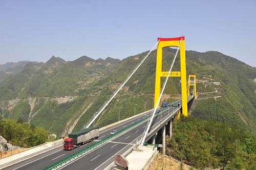車輛在滬渝高速湖北滬蓉西段四渡河大橋行駛(4月16日攝)。 于2009年12月全線貫通的湖北滬蓉西高速公路,東起湖北宜昌長(zhǎng)江大橋,西至恩施土家族苗族自治州利川市的魚泉口,與重慶市石柱縣相接,主線全長(zhǎng)319.5公里,采用四車道全封閉高速公路標(biāo)準(zhǔn)建設(shè)。全線橋梁共計(jì)370座,隧道共46座,主線橋隧比達(dá)到52.1%。滬蓉西高速公路在施工建設(shè)過程中創(chuàng)新和使用的技術(shù)有29項(xiàng)為國(guó)內(nèi)首次使用,其中火箭拋射先導(dǎo)索、178米高墩施工等6項(xiàng)技術(shù)為世界首次使用。作為一條入川的主要通道和滬渝高速公路最后開通的一段,湖北滬蓉西高速公路“穿山越嶺”,大大改善了蜀道在湖北西部山區(qū)的梗阻,使得交通更為便利,行車時(shí)間大幅縮短。 新華社記者 郝同前 攝