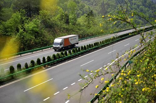 車輛在滬渝高速湖北滬蓉西段行駛(4月16日攝)。 于2009年12月全線貫通的湖北滬蓉西高速公路,東起湖北宜昌長(zhǎng)江大橋,西至恩施土家族苗族自治州利川市的魚泉口,與重慶市石柱縣相接,主線全長(zhǎng)319.5公里,采用四車道全封閉高速公路標(biāo)準(zhǔn)建設(shè)。全線橋梁共計(jì)370座,隧道共46座,主線橋隧比達(dá)到52.1%。滬蓉西高速公路在施工建設(shè)過程中創(chuàng)新和使用的技術(shù)有29項(xiàng)為國(guó)內(nèi)首次使用,其中火箭拋射先導(dǎo)索、178米高墩施工等6項(xiàng)技術(shù)為世界首次使用。作為一條入川的主要通道和滬渝高速公路最后開通的一段,湖北滬蓉西高速公路“穿山越嶺”,大大改善了蜀道在湖北西部山區(qū)的梗阻,使得交通更為便利,行車時(shí)間大幅縮短。 新華社記者 郝同前 攝