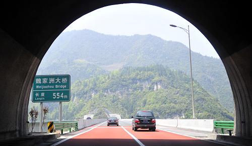 車輛在滬渝高速湖北滬蓉西段行駛(4月16日攝)。 于2009年12月全線貫通的湖北滬蓉西高速公路,東起湖北宜昌長(zhǎng)江大橋,西至恩施土家族苗族自治州利川市的魚泉口,與重慶市石柱縣相接,主線全長(zhǎng)319.5公里,采用四車道全封閉高速公路標(biāo)準(zhǔn)建設(shè)。全線橋梁共計(jì)370座,隧道共46座,主線橋隧比達(dá)到52.1%。滬蓉西高速公路在施工建設(shè)過程中創(chuàng)新和使用的技術(shù)有29項(xiàng)為國(guó)內(nèi)首次使用,其中火箭拋射先導(dǎo)索、178米高墩施工等6項(xiàng)技術(shù)為世界首次使用。作為一條入川的主要通道和滬渝高速公路最后開通的一段,湖北滬蓉西高速公路“穿山越嶺”,大大改善了蜀道在湖北西部山區(qū)的梗阻,使得交通更為便利,行車時(shí)間大幅縮短。 新華社記者 郝同前 攝