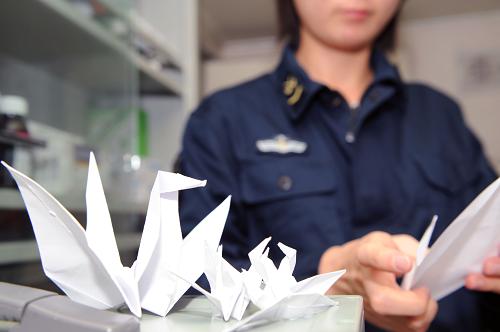 4月20日,在亞丁灣執(zhí)行任務(wù)的中國(guó)海軍第五批護(hù)航編隊(duì)“微山湖”艦隨艦醫(yī)療救護(hù)組護(hù)士在折“千紙鶴”,為青海玉樹地震災(zāi)區(qū)祈福,向遇難同胞表示深切哀悼。 新華社記者劉春暉攝