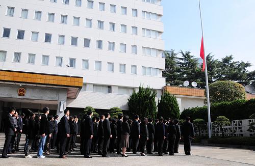 中國駐日使館降半旗悼念玉樹地震遇難同胞 4月21日,中國駐日本大使館降半旗,全體館員深切哀悼在青海玉樹地震中遇難的同胞。 新華社記者華義攝