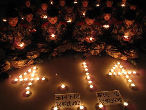 燭光點(diǎn)點(diǎn)寄哀思 4月20日晚,江蘇邊防總隊(duì)官兵手持蠟燭,為玉樹(shù)地震遇難者默哀,為災(zāi)區(qū)人民祈福。 新華社發(fā)(湯范瓏 攝)