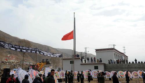 4月21日,青海玉樹“4·14”地震災(zāi)區(qū)舉行哀悼活動,沉痛悼念地震遇難同胞。 這是玉樹結(jié)古鎮(zhèn)主會場降半旗志哀。 新華社記者侯德強攝