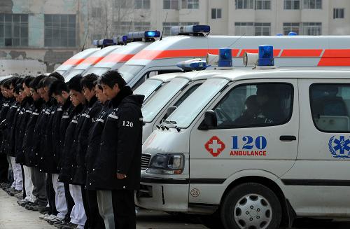 4月21日,來自北京急救中心的救援人員在玉樹州體育場災(zāi)民安置點默哀。 當(dāng)日,青海玉樹“4·14”地震災(zāi)區(qū)舉行哀悼活動,沉痛悼念地震遇難同胞。 新華社記者李紫恒攝