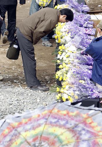 4月21日,青海玉樹“4·14”地震災(zāi)區(qū)舉行哀悼活動(dòng),沉痛悼念地震遇難同胞。 這是一名男子在玉樹結(jié)古鎮(zhèn)鎮(zhèn)政府廣場哀悼活動(dòng)主會(huì)場上致哀。 新華社記者費(fèi)茂華攝