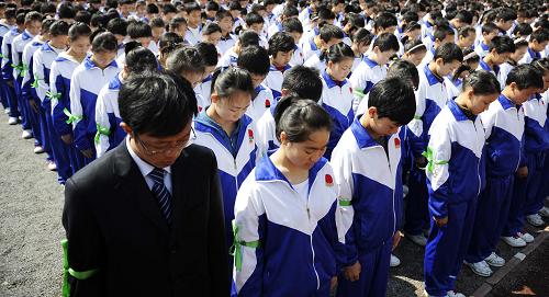 四川震區(qū)羌族學(xué)生在長春哀悼玉樹地震遇難同胞 4月21日,在吉林長春學(xué)習(xí)生活的200名四川震區(qū)羌族孩子舉行默哀儀式,深切悼念青海玉樹地震遇難同胞。 新華社記者王昊飛攝