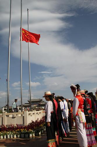 云南各族群眾沉痛哀悼玉樹地震遇難同胞 4月21日,來自云南省各地的少數(shù)民族群眾在昆明云南民族村廣場舉行哀悼儀式,深切悼念玉樹地震遇難同胞。 新華社記者 秦晴攝