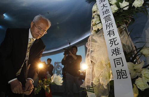 上海世博園青海館舉辦哀悼活動 4月21日,一位來賓在為玉樹地震遇難同胞敬獻(xiàn)鮮花。 當(dāng)日,上海世博園青海館內(nèi)舉行哀悼活動,沉痛悼念青海玉樹地震遇難同胞。 新華社記者 裴鑫攝
