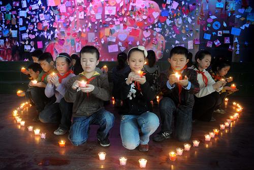 南昌小學(xué)生為玉樹地震災(zāi)區(qū)祈禱 4月21日,孩子們點燃蠟燭為地震中的遇難者默哀。 當(dāng)日,南昌市鐵路第一小學(xué)組織全校師生點燃蠟燭,折起千紙鶴,悼念玉樹地震中的遇難者。 新華社記者 周科攝