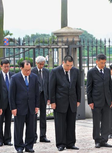 澳門特區(qū)政府哀悼玉樹地震遇難者 4月21日,澳門特區(qū)行政長官崔世安(右二)帶領(lǐng)特區(qū)政府主要官員和行政會議成員在特區(qū)政府總部門前默哀3分鐘。特區(qū)政府所有公共部門以及駐澳機(jī)構(gòu)等均在當(dāng)天舉行哀悼儀式,當(dāng)?shù)厮械膴蕵坊顒右餐V埂?新華社記者張家偉攝