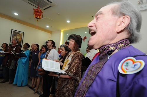 世博會(huì)聯(lián)合國(guó)合唱團(tuán)走進(jìn)上海敬老院 5月4日,聯(lián)合國(guó)合唱團(tuán)成員為上海一家敬老院的老人們演唱歌曲。 當(dāng)日,來(lái)上海參加世博會(huì)聯(lián)合國(guó)館開(kāi)館儀式的聯(lián)合國(guó)合唱團(tuán)受邀來(lái)到上海一家敬老院,開(kāi)展“我們一家人”合作交流活動(dòng)。合唱團(tuán)成員用不同語(yǔ)言向老人們問(wèn)候,并現(xiàn)場(chǎng)用中文演唱歌曲,還向老人們學(xué)習(xí)了包餛飩。 新華社發(fā)(張金橋 攝)