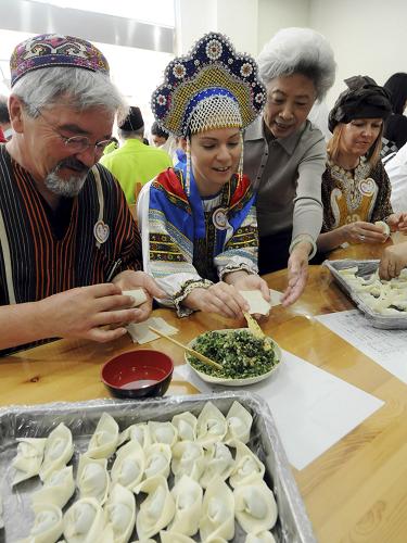 5月4日,聯(lián)合國(guó)合唱團(tuán)成員在上海一家敬老院里學(xué)習(xí)包餛飩。 當(dāng)日,來(lái)上海參加世博會(huì)聯(lián)合國(guó)館開(kāi)館儀式的聯(lián)合國(guó)合唱團(tuán)受邀來(lái)到上海一家敬老院,開(kāi)展“我們一家人”合作交流活動(dòng)。合唱團(tuán)成員用不同語(yǔ)言向老人們問(wèn)候,并現(xiàn)場(chǎng)用中文演唱歌曲,還向老人們學(xué)習(xí)了包餛飩。 新華社發(fā)(張金橋 攝)