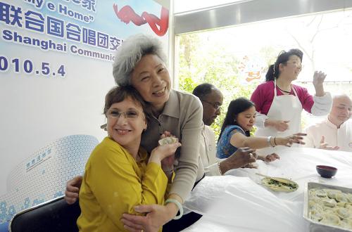 5月4日,一名聯(lián)合國(guó)合唱團(tuán)成員(穿黃衣)在上海一家敬老院里展示她包的餛飩。 當(dāng)日,來(lái)上海參加世博會(huì)聯(lián)合國(guó)館開(kāi)館儀式的聯(lián)合國(guó)合唱團(tuán)受邀來(lái)到上海一家敬老院,開(kāi)展“我們一家人”合作交流活動(dòng)。合唱團(tuán)成員用不同語(yǔ)言向老人們問(wèn)候,并現(xiàn)場(chǎng)用中文演唱歌曲,還向老人們學(xué)習(xí)了包餛飩。 新華社發(fā)(張金橋 攝)
