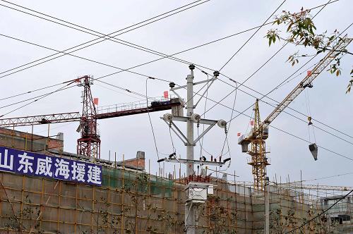 北川電網(wǎng)向智能化邁進(jìn) 臨時搭建的施工用電線路確保了北川新縣城的工程施工(5月7日攝)。根據(jù)規(guī)劃,這些曾經(jīng)發(fā)揮重要用途的輸電線路將全部采用地下電纜的方式進(jìn)行排管敷設(shè)。 目前,四川省電力公司已完成了四川電網(wǎng)智能化規(guī)劃編制和上報工作,正積極爭取國家電網(wǎng)將北川列為全國首座智能電網(wǎng)縣城。根據(jù)規(guī)劃,北川新縣城內(nèi)的住戶都將裝上智能電表,幫助居民在生活中科學(xué)、便捷用電。同時,為保障新縣城供電的穩(wěn)定運行,北川縣城邊緣將建設(shè)2座110千伏變電站。110千伏線路采用架空線,走向避開重要的景觀視點,且110千伏及以上線路不從新縣城內(nèi)部穿過,縣城內(nèi)10千伏線路在生活區(qū)都采用地下電纜排管敷設(shè)。 據(jù)了解,智能電表是通過智能芯片按照電價波段進(jìn)行收費統(tǒng)計的新型電表,用戶只需對智能IC卡充值,電表便可以供電運行,而預(yù)存電量即將用完時,電表不僅可以報警提示,還可以通過后方信息平臺進(jìn)行手機(jī)短信提示。 新華社記者陳凱攝