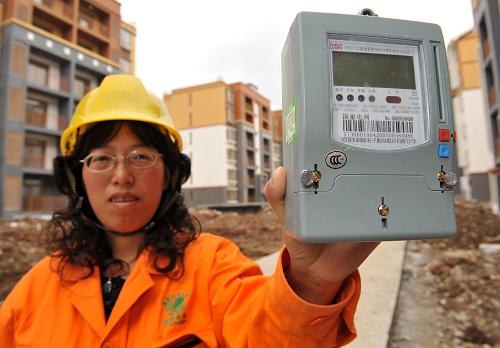 北川供電公司的職工展示準(zhǔn)備安裝的智能電表(5月7日攝)。 目前,四川省電力公司已完成了四川電網(wǎng)智能化規(guī)劃編制和上報工作,正積極爭取國家電網(wǎng)將北川列為全國首座智能電網(wǎng)縣城。根據(jù)規(guī)劃,北川新縣城內(nèi)的住戶都將裝上智能電表,幫助居民在生活中科學(xué)、便捷用電。同時,為保障新縣城供電的穩(wěn)定運行,北川縣城邊緣將建設(shè)2座110千伏變電站。110千伏線路采用架空線,走向避開重要的景觀視點,且110千伏及以上線路不從新縣城內(nèi)部穿過,縣城內(nèi)10千伏線路在生活區(qū)都采用地下電纜排管敷設(shè)。 據(jù)了解,智能電表是通過智能芯片按照電價波段進(jìn)行收費統(tǒng)計的新型電表,用戶只需對智能IC卡充值,電表便可以供電運行,而預(yù)存電量即將用完時,電表不僅可以報警提示,還可以通過后方信息平臺進(jìn)行手機(jī)短信提示。 新華社記者陳凱攝