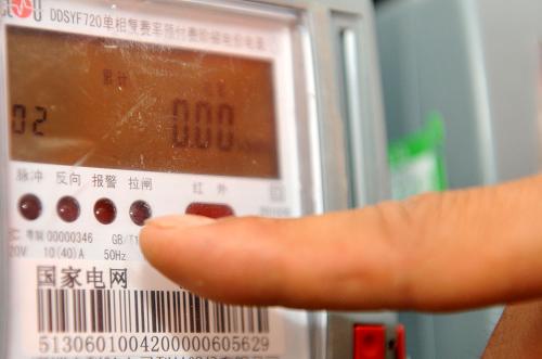 北川供電公司的顏軍展示智能電表的功能(5月7日攝)。 目前,四川省電力公司已完成了四川電網(wǎng)智能化規(guī)劃編制和上報工作,正積極爭取國家電網(wǎng)將北川列為全國首座智能電網(wǎng)縣城。根據(jù)規(guī)劃,北川新縣城內(nèi)的住戶都將裝上智能電表,幫助居民在生活中科學(xué)、便捷用電。同時,為保障新縣城供電的穩(wěn)定運行,北川縣城邊緣將建設(shè)2座110千伏變電站。110千伏線路采用架空線,走向避開重要的景觀視點,且110千伏及以上線路不從新縣城內(nèi)部穿過,縣城內(nèi)10千伏線路在生活區(qū)都采用地下電纜排管敷設(shè)。 據(jù)了解,智能電表是通過智能芯片按照電價波段進(jìn)行收費統(tǒng)計的新型電表,用戶只需對智能IC卡充值,電表便可以供電運行,而預(yù)存電量即將用完時,電表不僅可以報警提示,還可以通過后方信息平臺進(jìn)行手機(jī)短信提示。 新華社記者陳凱攝