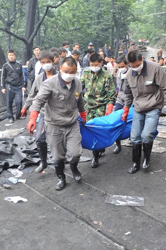 貴州安順發(fā)生煤與瓦斯突出事故 21人遇難 5月14日,工作人員在搬運(yùn)遇難者遺體。 5月13日21時(shí)45分,貴州安順市普定縣貓洞鄉(xiāng)遠(yuǎn)洋煤礦發(fā)生煤與瓦斯突出事故,21人遇難,10人生還。目前,21名遇難者遺體已全部找到。 新華社記者 歐東衢 攝