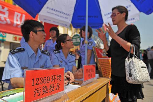 “綠色生活,有你有我” 6月5日,銀川環(huán)境執(zhí)法人員在活動現(xiàn)場受理環(huán)境污染投訴。 當(dāng)日是第39個(gè)世界環(huán)境日,寧夏銀川市舉行以“綠色生活,有你有我”為主題的系列宣傳活動,宣傳倡導(dǎo)“低碳減排,綠色生活”的環(huán)保理念。 新華社記者 王鵬 攝