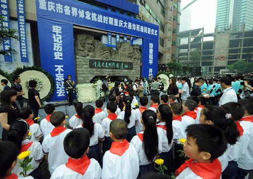 重慶市各界悼念抗戰(zhàn)時(shí)期重慶大轟炸死難同胞 6月5日,重慶市各界悼念抗戰(zhàn)時(shí)期重慶大轟炸死難同胞儀式在大轟炸遺址舉行,各界群眾千余人參加了悼念活動。1938年春至1943年夏,侵華日軍對作為中國戰(zhàn)時(shí)首都的重慶進(jìn)行了200多次轟炸,史稱“重慶大轟炸”。 新華社記者周衡義攝
