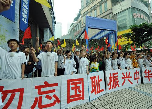 6月5日,重慶市各界悼念抗戰(zhàn)時(shí)期重慶大轟炸死難同胞儀式在大轟炸遺址舉行,各界群眾千余人參加了悼念活動。1938年春至1943年夏,侵華日軍對作為中國戰(zhàn)時(shí)首都的重慶進(jìn)行了200多次轟炸,史稱“重慶大轟炸”。 新華社記者周衡義攝