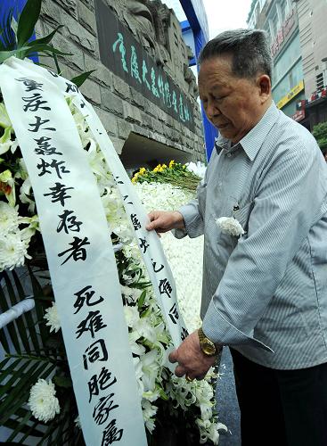 6月5日,重慶大轟炸幸存者陳輔明老人在悼念死難同胞。 當(dāng)日,重慶市各界悼念抗戰(zhàn)時(shí)期重慶大轟炸死難同胞儀式在大轟炸遺址舉行,各界群眾千余人參加了悼念活動。1938年春至1943年夏,侵華日軍對作為中國戰(zhàn)時(shí)首都的重慶進(jìn)行了200多次轟炸,史稱“重慶大轟炸”。 新華社記者周衡義攝