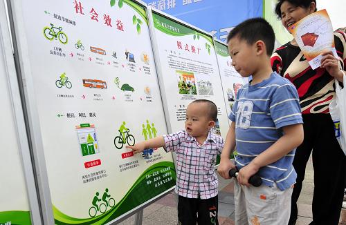 6月5日,在湖北省武漢市漢口江灘舉辦的世界環(huán)境日主題活動現(xiàn)場,兩名兒童在認(rèn)真觀看宣傳展板。 當(dāng)日是第39個(gè)世界環(huán)境日。今年世界環(huán)境日的主題是“多樣的物種,唯一的地球,共同的未來”,我國確定的世界環(huán)境日中國主題為“低碳減排,綠色生活”。 新華社記者郝同前攝