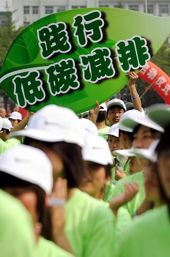 6月5日,在山西太原舉辦的世界環(huán)境日活動現(xiàn)場,環(huán)保志愿者手舉“踐行低碳減排”的宣傳牌倡導(dǎo)低碳生活。 當(dāng)日是第39個(gè)世界環(huán)境日。今年世界環(huán)境日的主題是“多樣的物種,唯一的地球,共同的未來”,我國確定的世界環(huán)境日中國主題為“低碳減排,綠色生活”。 新華社記者詹彥攝