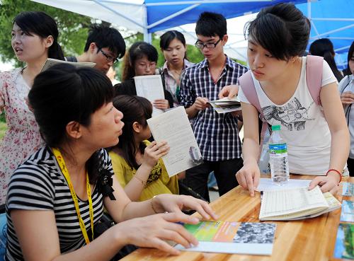 6月5日,一名女學(xué)生在咨詢會(huì)現(xiàn)場(chǎng)向招生老師了解情況。 當(dāng)日,由教育部科技發(fā)展中心主辦,中國(guó)教育在線承辦的2011年全國(guó)研究生招生現(xiàn)場(chǎng)咨詢會(huì)在江西南昌大學(xué)拉開序幕。來自全國(guó)的37所高校參會(huì),招生老師與學(xué)生面對(duì)面交流,為考生提供最新的招生信息。據(jù)了解,江西是本次招生現(xiàn)場(chǎng)咨詢會(huì)的首站,隨后將相繼在黑龍江、山東、陜西等12個(gè)省區(qū)市舉辦。 新華社記者周科攝