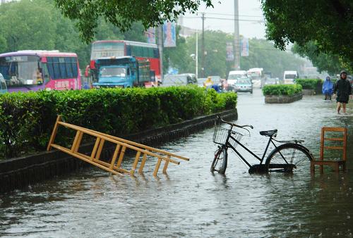 6月19日,暴雨過(guò)后的南昌市部分城區(qū)內(nèi)澇嚴(yán)重。 當(dāng)天,江西遭遇今年以來(lái)最強(qiáng)暴雨襲擊,局部地區(qū)出現(xiàn)250毫米以上的特大暴雨,給當(dāng)?shù)卦斐蓢?yán)重?fù)p失。江西省防總要求各地各有關(guān)部門(mén)要按照防汛Ⅲ級(jí)應(yīng)急響應(yīng)的相關(guān)要求,立即采取應(yīng)急措施,全力做好防汛抗洪工作。 新華社發(fā)(周勇敢 攝)
