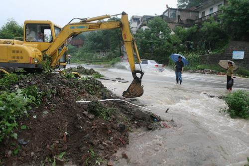 6月19日,江西上饒市普降暴雨,公路部門(mén)組織挖掘機(jī)疏浚水道,加速排澇。 當(dāng)天,江西遭遇今年以來(lái)最強(qiáng)暴雨襲擊,局部地區(qū)出現(xiàn)250毫米以上的特大暴雨,給當(dāng)?shù)卦斐蓢?yán)重?fù)p失。江西省防總要求各地各有關(guān)部門(mén)要按照防汛Ⅲ級(jí)應(yīng)急響應(yīng)的相關(guān)要求,立即采取應(yīng)急措施,全力做好防汛抗洪工作。 新華社發(fā)(夏內(nèi)信 攝)