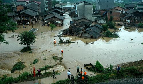 6月19日,受大暴雨影響,江西省資溪縣鶴城鎮(zhèn)沙苑村內(nèi)澇嚴(yán)重。 當(dāng)天,江西遭遇今年以來(lái)最強(qiáng)暴雨襲擊,局部地區(qū)出現(xiàn)250毫米以上的特大暴雨,給當(dāng)?shù)卦斐蓢?yán)重?fù)p失。江西省防總要求各地各有關(guān)部門(mén)要按照防汛Ⅲ級(jí)應(yīng)急響應(yīng)的相關(guān)要求,立即采取應(yīng)急措施,全力做好防汛抗洪工作。 新華社發(fā)(吳志貴 攝)