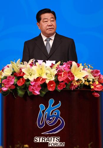 賈慶林出席第二屆海峽論壇大會并致辭 6月20日,第二屆海峽論壇大會在廈門海峽會議中心舉行,兩岸嘉賓共1700多人出席。中共中央政治局常委、全國政協(xié)主席賈慶林出席并致辭。 新華社記者 龐興雷 攝