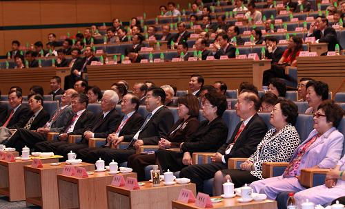 6月20日,第二屆海峽論壇大會在廈門海峽會議中心舉行,兩岸嘉賓共1700多人出席。中共中央政治局常委、全國政協(xié)主席賈慶林出席并致辭。 新華社記者 龐興雷 攝
