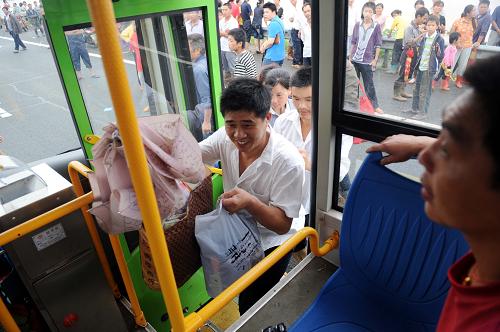 撫州市羅針鎮(zhèn)被解救出的村民乘公交車去往安置點(6月22日攝)。 根據現(xiàn)場搶險總指揮部統(tǒng)計,到6月22日17時,江西采取多種途徑妥善安置和轉移人員9.3萬人(含就地轉移居家安置),預計還有約1萬人需要轉移,目前暫未發(fā)現(xiàn)人員傷亡。6月22日下午開始,江西省加大撫河唱凱堤決堤災區(qū)群眾轉移力度,從大營救轉向大搜救階段。截至當日17時,共有解放軍指戰(zhàn)員、公安武警消防官兵、民兵預備役人員,市縣鄉(xiāng)村各級干部等共1.5萬多人投入抗洪搶險。 新華社記者 周科 攝