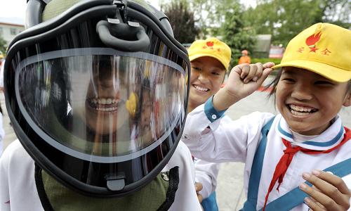 6月23日,拉薩市中小學(xué)生在警營(yíng)內(nèi)試戴防爆面具。 當(dāng)天,西藏公安系統(tǒng)開(kāi)展“警營(yíng)開(kāi)放日”活動(dòng),受邀的600多名拉薩市中小學(xué)生和城關(guān)區(qū)居民代表前來(lái)參觀(guān)。開(kāi)展“警營(yíng)開(kāi)放日”活動(dòng)旨在進(jìn)一步加強(qiáng)警民關(guān)系,提高人民群眾的安全防范意識(shí)。 新華社記者普布扎西攝