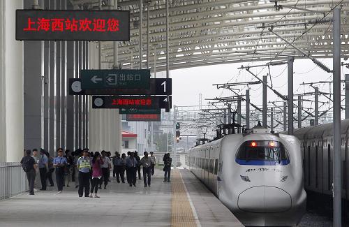 6月25日,一輛動車組列車從上海西站發(fā)出。 當日,作為滬寧城際鐵路的重要組成部分,上海西站交通樞紐正式啟用,運營百年的上海西站迎來新生。該樞紐全部建成后,可以實現(xiàn)滬寧城際鐵路與上海軌道交通11、15、16號線的立體“零換乘”,同時還將與上海市內(nèi)公共交通緊密銜接,成為網(wǎng)絡化城市綜合交通體系中的重要環(huán)節(jié)。 新華社記者 裴鑫攝