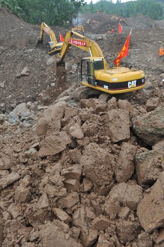 貴州關(guān)嶺山體滑坡事故最新確認(rèn)為37戶(hù)99名村民被掩埋 6月30日,挖掘機(jī)在滑坡現(xiàn)場(chǎng)作業(yè)。 貴州關(guān)嶺崗烏“6·28”滑坡災(zāi)害現(xiàn)場(chǎng)搶險(xiǎn)指揮部6月30日上午通報(bào),經(jīng)進(jìn)一步排查核實(shí),原報(bào)的38戶(hù)107名村民被掩埋應(yīng)為37戶(hù)99名村民被掩埋。目前,搶險(xiǎn)救援工作仍在緊張有序開(kāi)展。 新華社記者 歐東衢 攝
