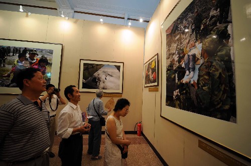 6月10日,“抗震救災(zāi)眾志成城 2008中國(guó)抗震救災(zāi)大型新聞圖片展”在北京中國(guó)人民革命軍事博物館開(kāi)展。