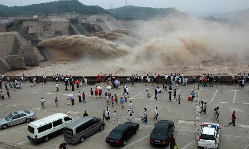 6月29日,游客參觀黃河小浪底水庫調(diào)水調(diào)沙。當(dāng)日,黃河小浪底水庫開始排沙,裹挾著泥沙的混濁水流從排沙洞奔騰而出,十分壯觀。黃河第七次調(diào)水調(diào)沙從6月19日開始,通過萬家寨、三門峽水庫泄量加大,在小浪底水庫區(qū)形成高含沙水流,人工塑造異重流并排沙出庫。 新華社發(fā)(苗秋鬧 攝)
